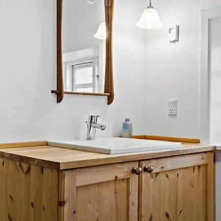 2 Bedroom Amazing In Casa de Férias